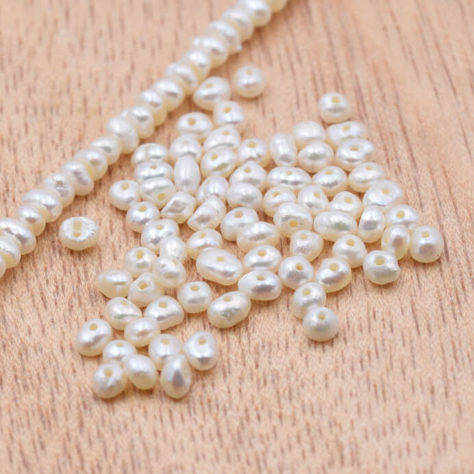 Freshwater pearl small nugget white 2.5-3x2mm (19cm-2.15g)